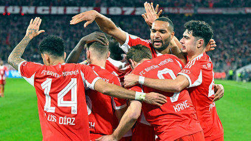 Игроки «Баварии» празднуют гол 