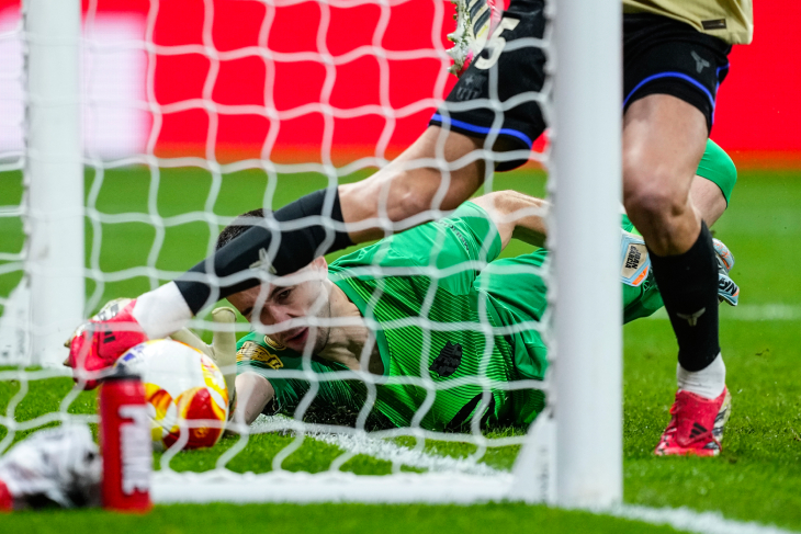 Жоан Гарсия тянется к мячу