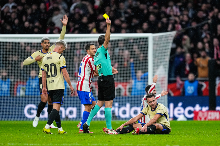 Эрик Гарсия получает карточку