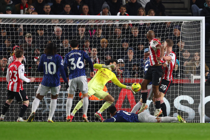 Райя отбивает удар Тьяго