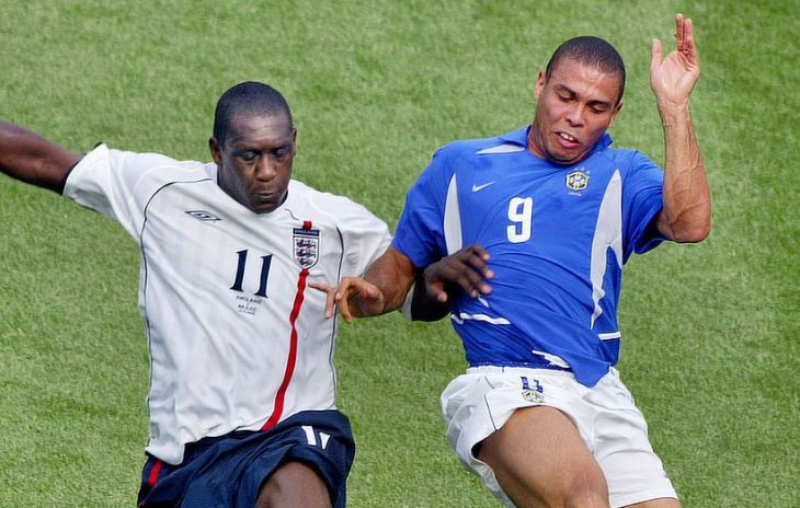 Эмил Хески и Роналдо в матче 1/4 финала Англия — Бразилия