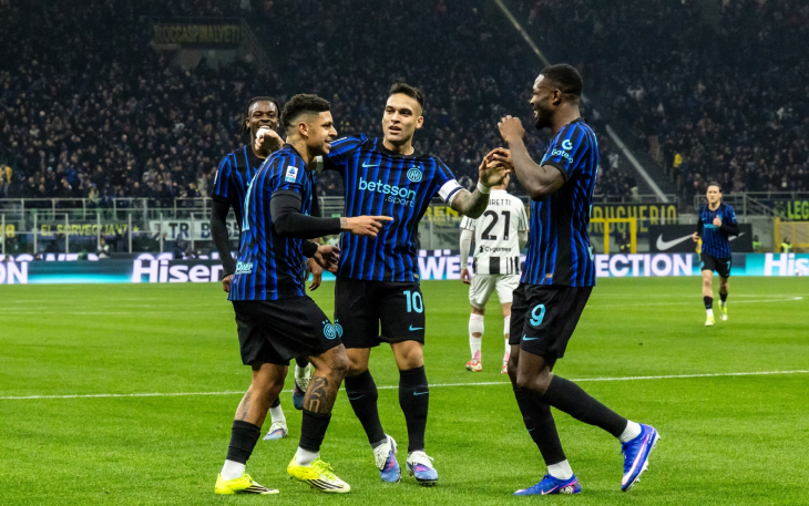 Игроки «Интера» празднуют гол