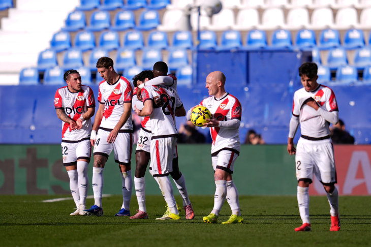 Игроки «Райо» празднуют гол