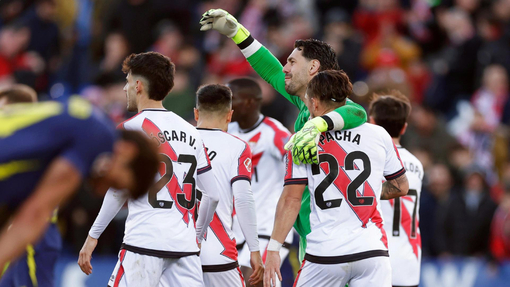 Игроки «Райо» празднуют победу 