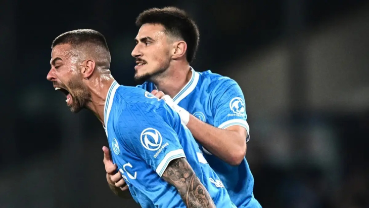 Леонардо Спинаццола празднует гол