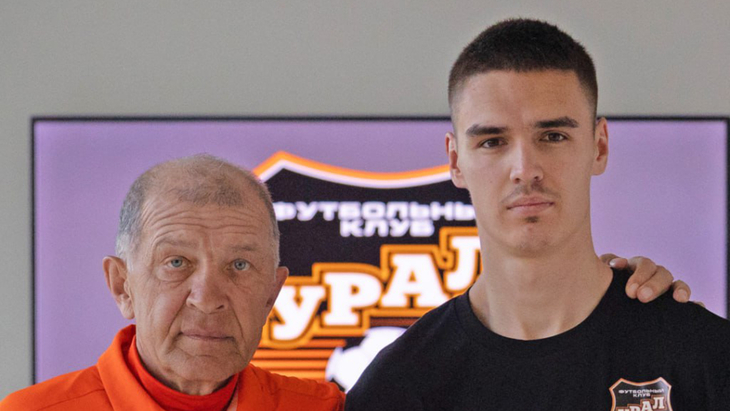 Егор Богомольский (справа)