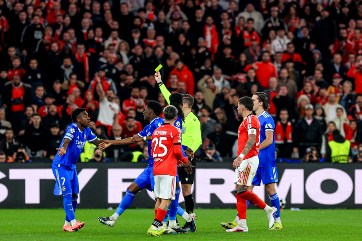 Арбитр показывает жёлтую Винисиусу