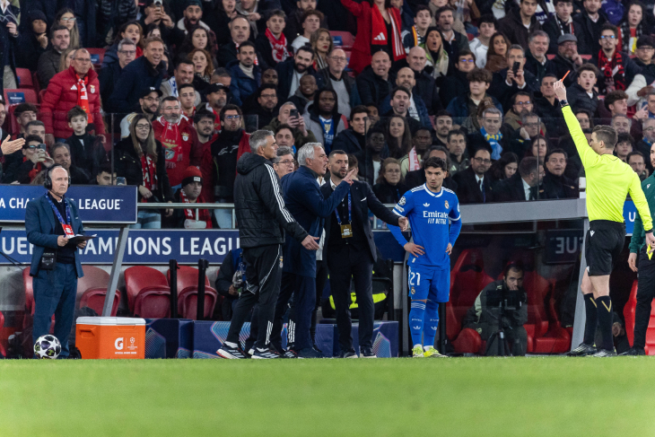 Моуринью получает красную карточку