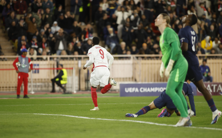 Фоларин Балоган празднует гол