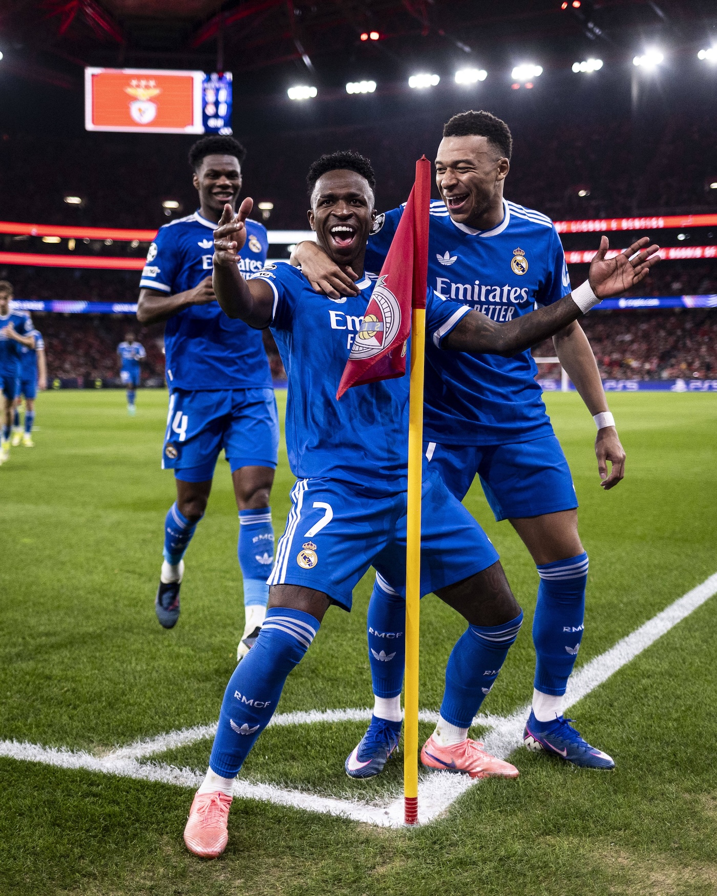 Винисиус Жуниор празднует гол в ворота «Бенфики»