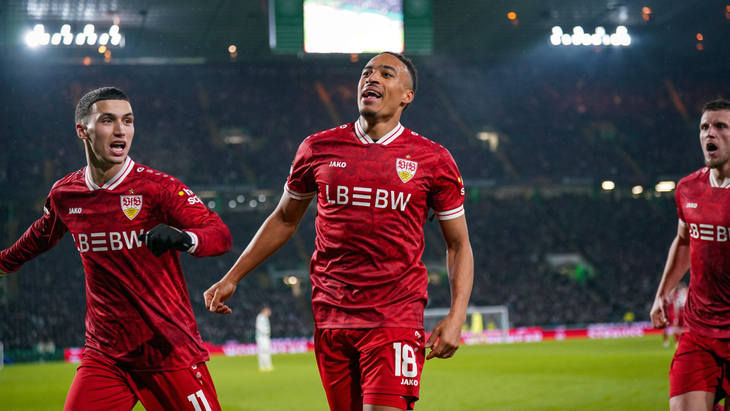 Игроки «Штутгарта» празднуют гол