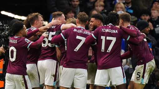 Игроки «Бёрнли» празднуют гол 