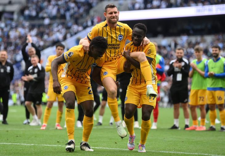 Милнер на руках у Балебы и Минте празднует свое возвращение на поле после травмы