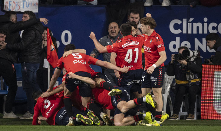 Игроки «Осасуны» празднуют победу