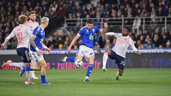 Паничелли бьёт по воротам