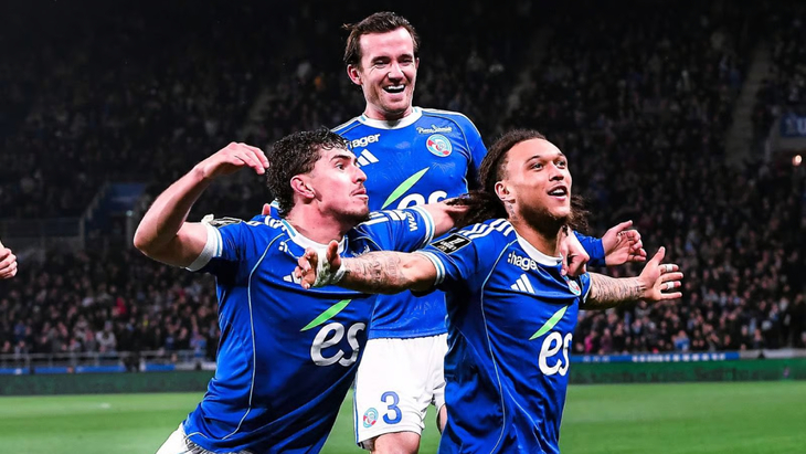 Игроки «Страсбура» празднуют гол