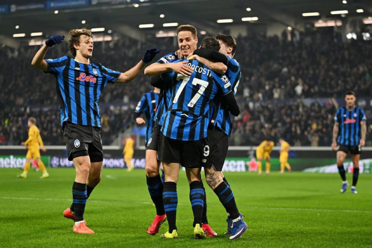 Игроки «Аталанты» празднуют гол