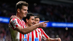 Александр Сёрлот празднует гол