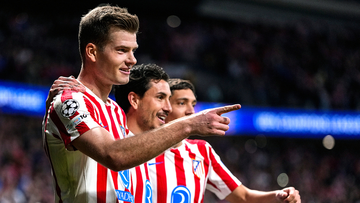 Александр Сёрлот празднует гол