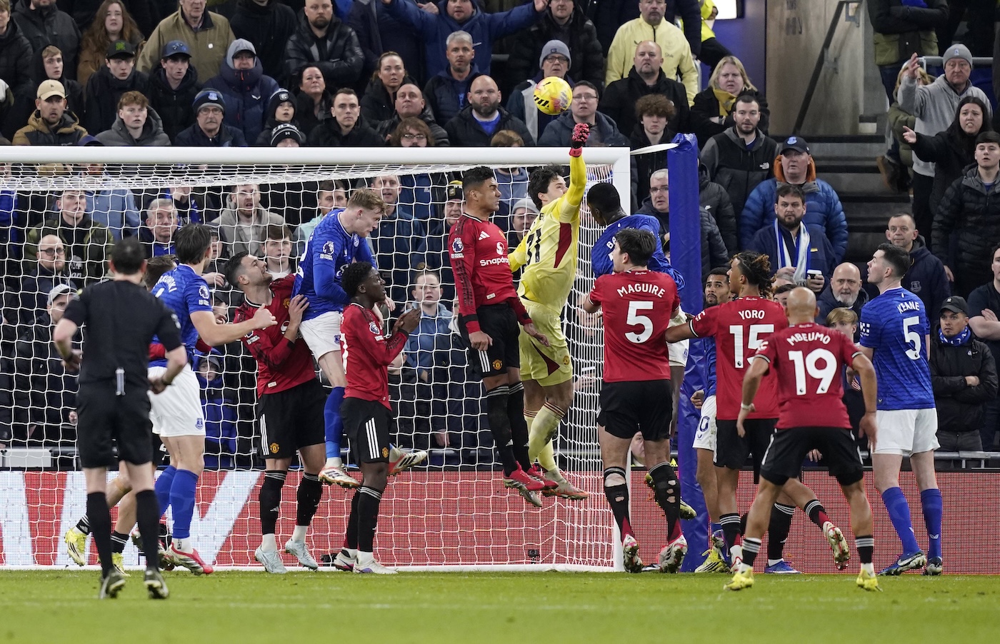 Сенне Ламменс в матче с «Эвертоном»