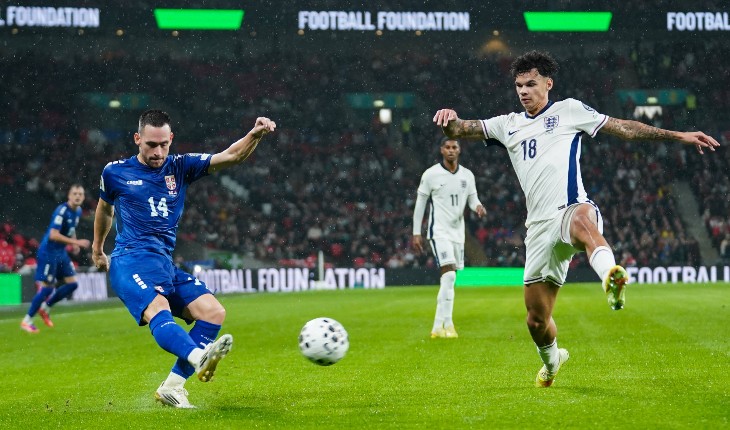 Нико О’Райли (справа)