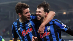 Игроки «Аталанты» празднуют гол