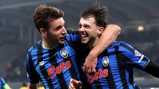 Игроки «Аталанты» празднуют гол