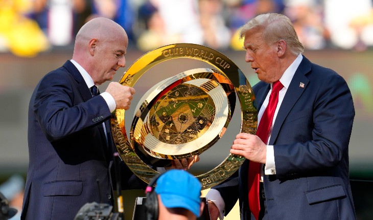 Джанни Инфантино и Дональд Трамп с трофеем клубного ЧМ