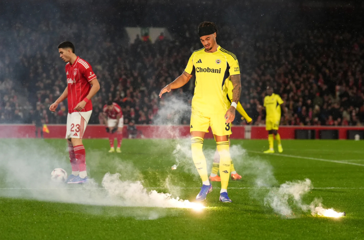 Арчи Браун убирает файер с поля