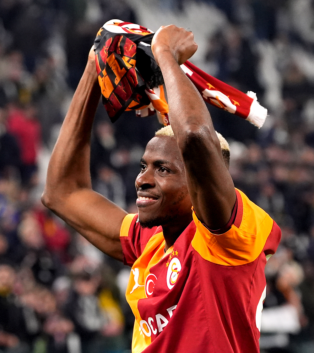 Виктор Осимхен празднует победу в Турине