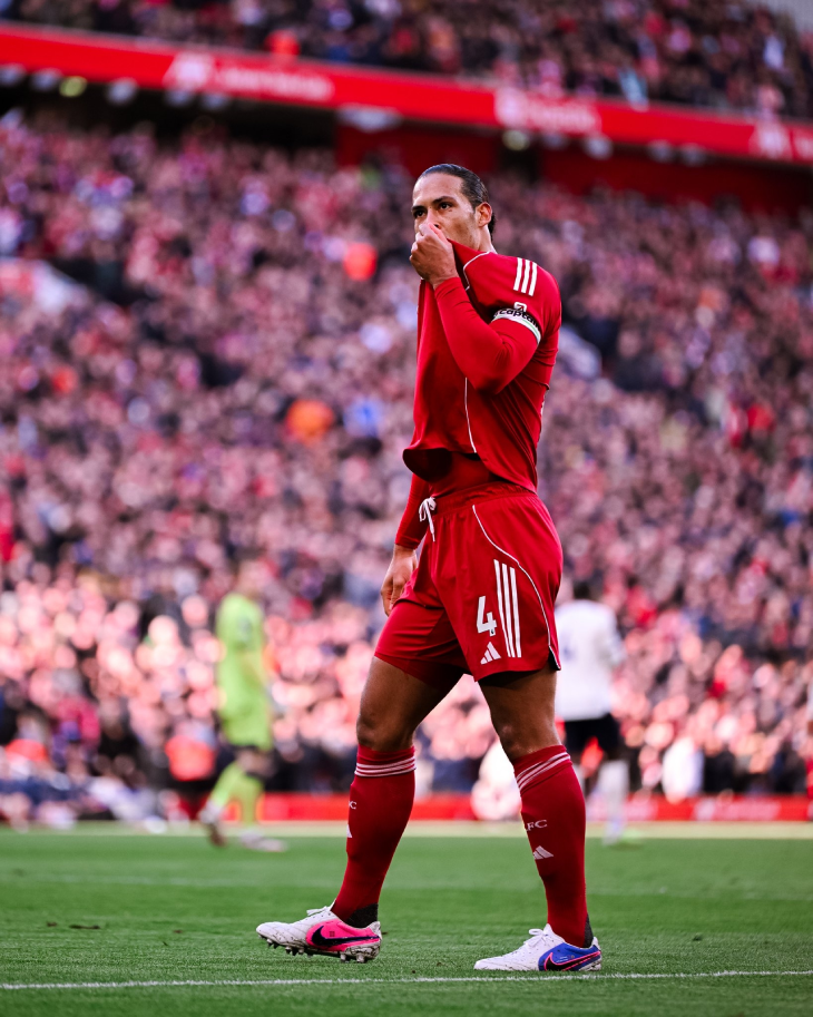 Вирджил ван Дейк празднует гол