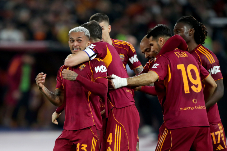 Уэсли празднует гол