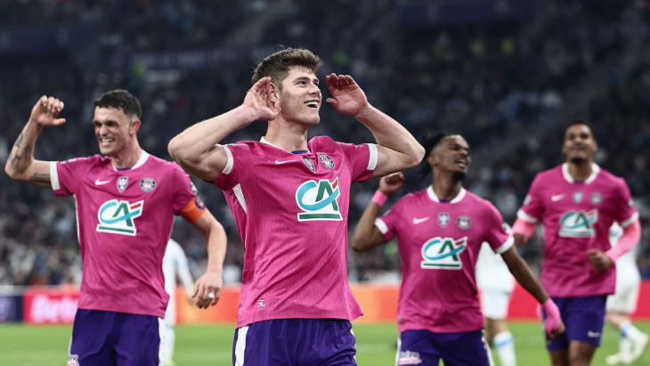 Чарли Крессуэлл празднует гол