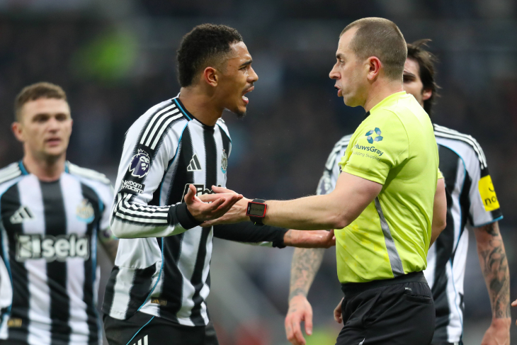 Джейкоб Рэмзи спорит с арбитром