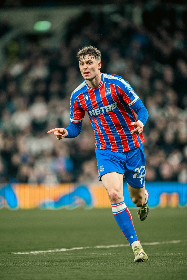 Йёрген Странн Ларсен празднует гол