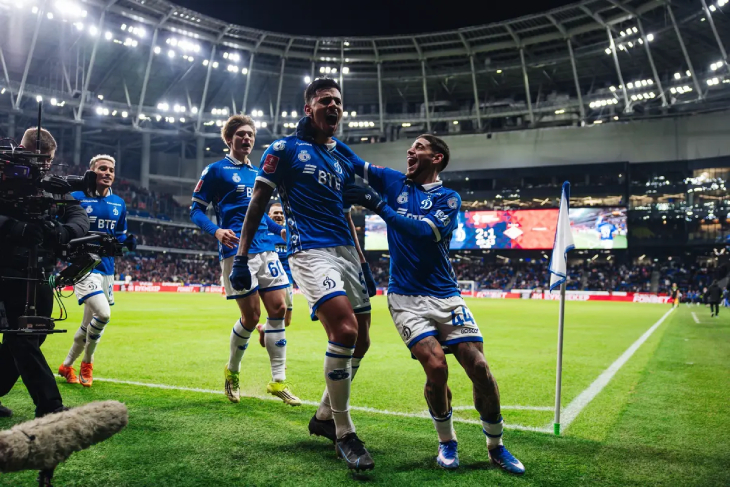 Игроки «Динамо» празднуют третий гол