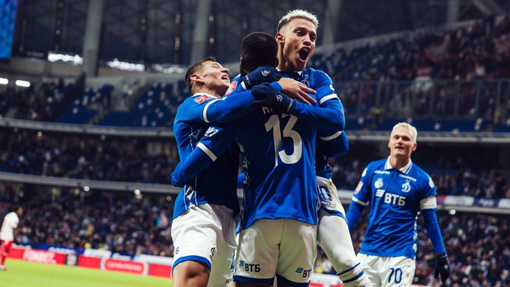 Игроки «Динамо» празднуют гол