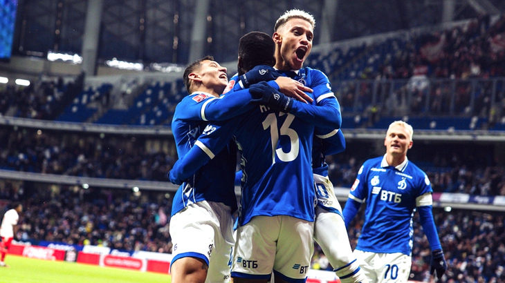 Игроки «Динамо» празднуют гол