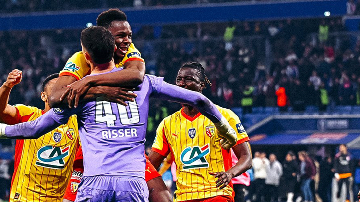 Игроки «Ланса» празднуют победу