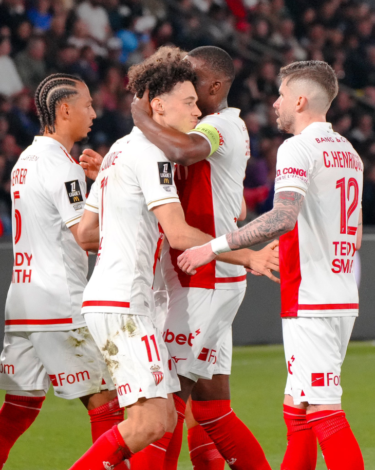 Игроки «Монако» празднуют гол