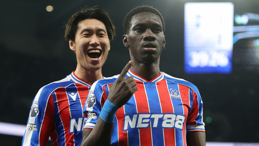 Исмаила Сарр празднует гол