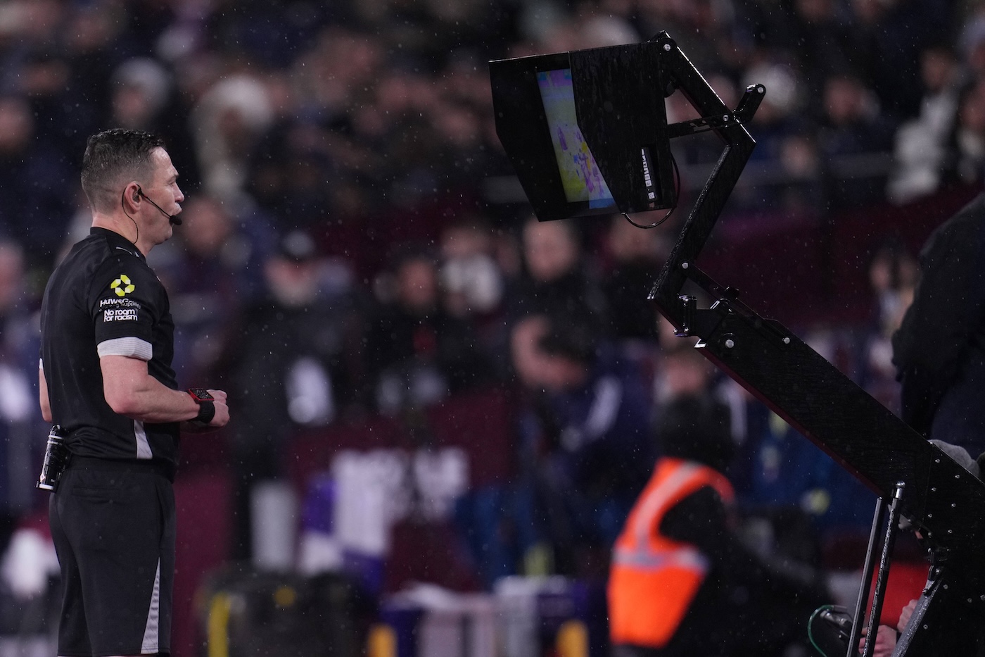 Арбитр смотрит видеоповтор в матче АПЛ