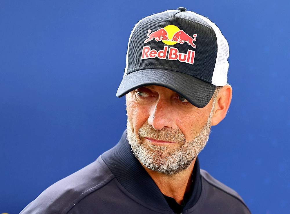 Юрген Клопп в корпоративной бейсболке