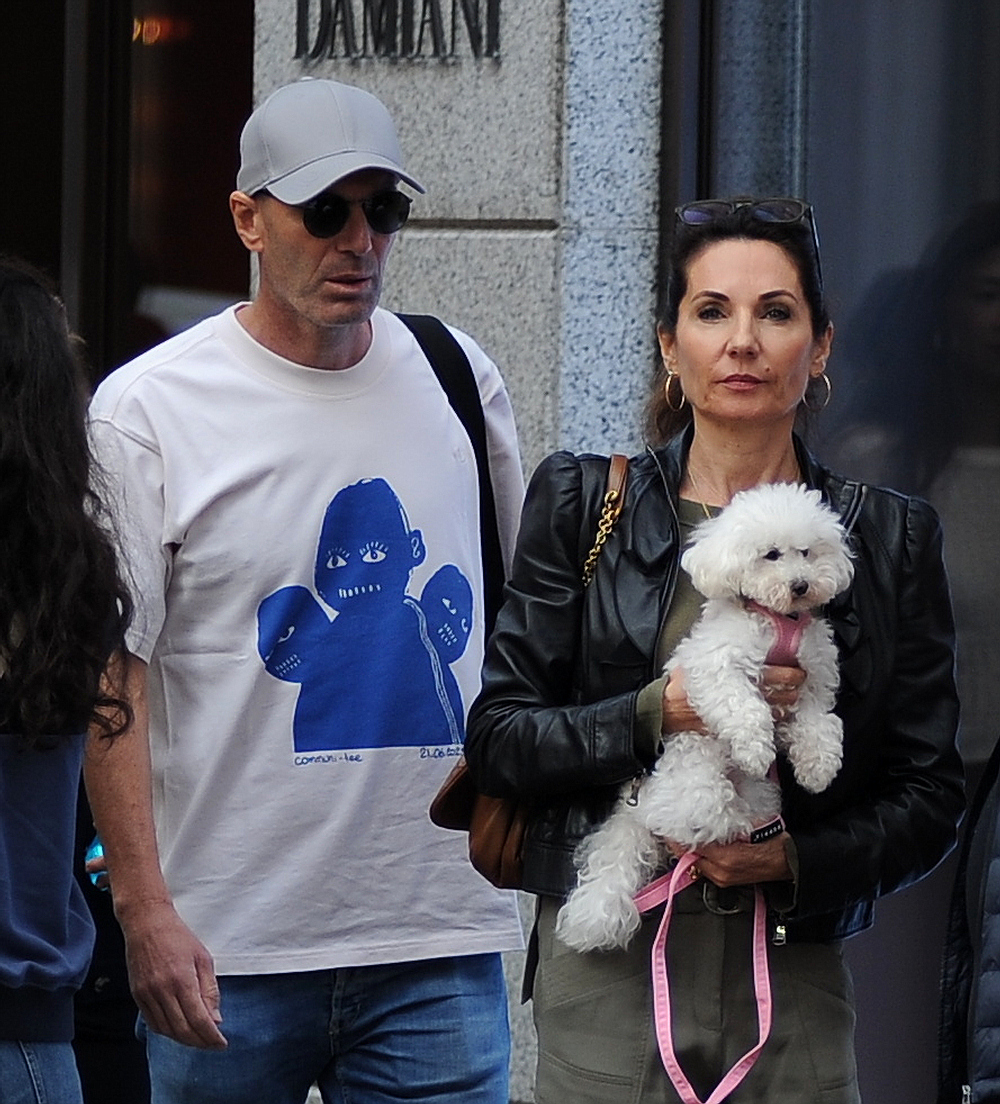 Зинедин Зидан с женой Вероникой на шоппинге в Милане. 28 октября 2024 года