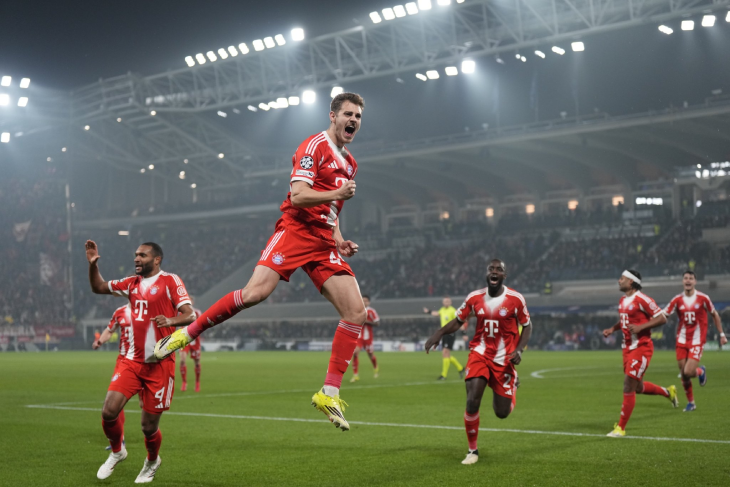 Йосип Станишич и партнёры по «Баварии» празднуют гол