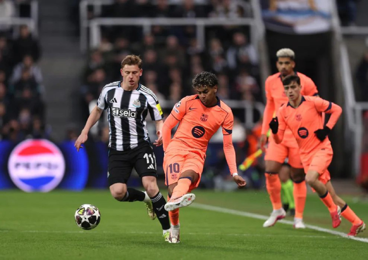 Ламин Ямаль с мячом