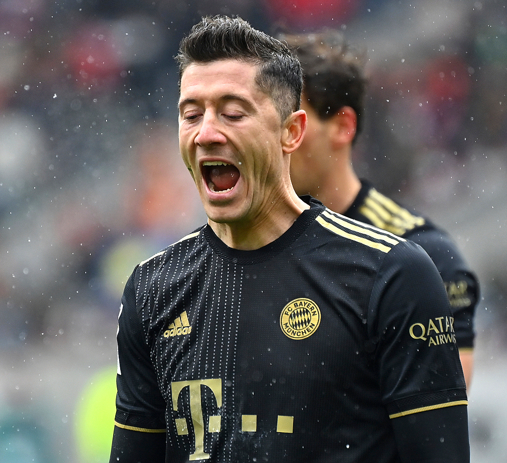 Роберт Левандовский показывает, как теперь надо будет разговаривать на поле