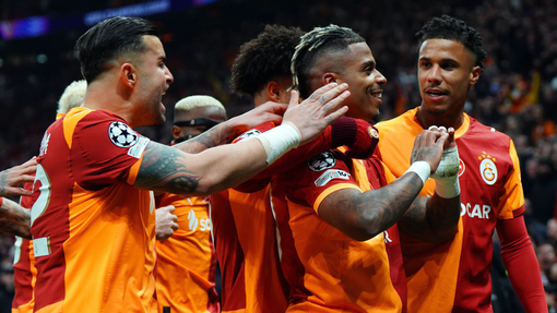 Марио Лемина празднует гол 