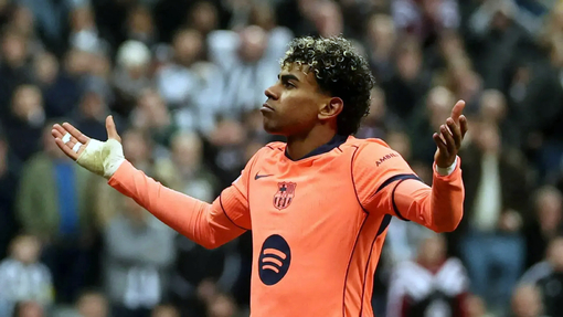 Ламин Ямаль (в центре) в матче против «Ньюкасла» 