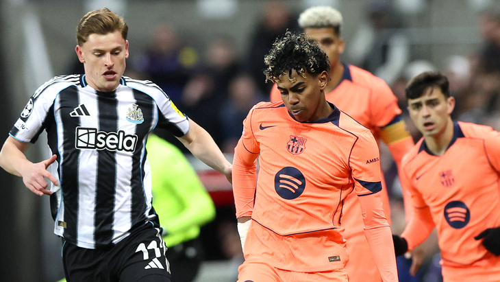 Ламин Ямаль (в центре) в матче против «Ньюкасла»